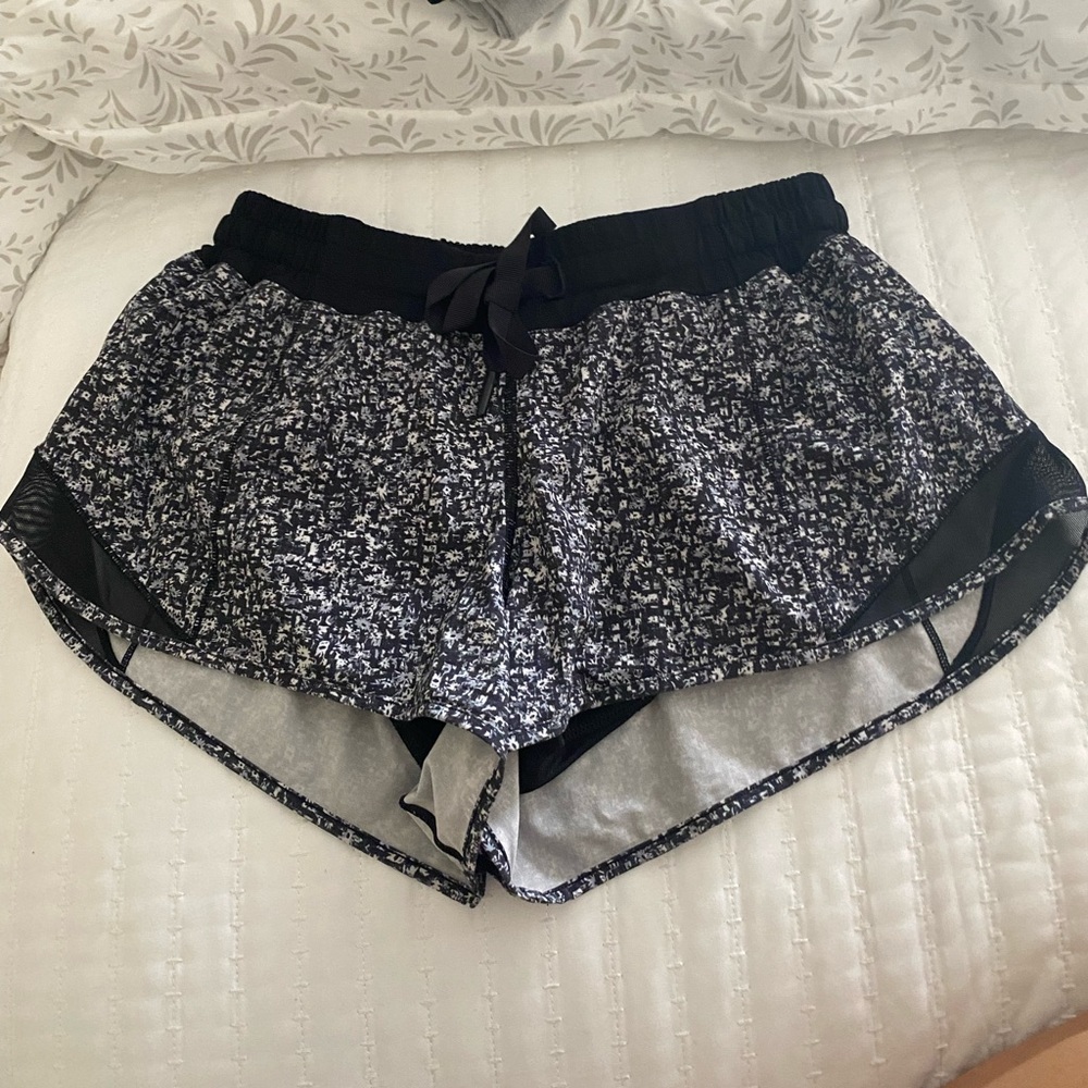 Lululemon Hotty Hot Low-Rise Lined Short 2.5"
